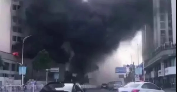 廣東汕頭一在建樓盤突發火災，現場濃煙滾滾，相當驚險！