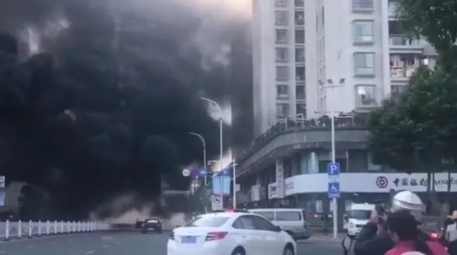 廣東汕頭一在建樓盤突發火災，現場濃煙滾滾，相當驚險！